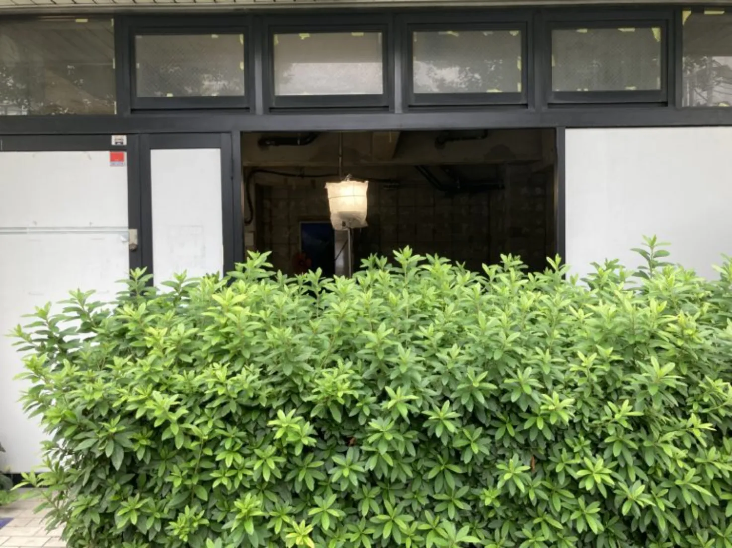 屋内にバイクを置くスペースを確保したオフィス