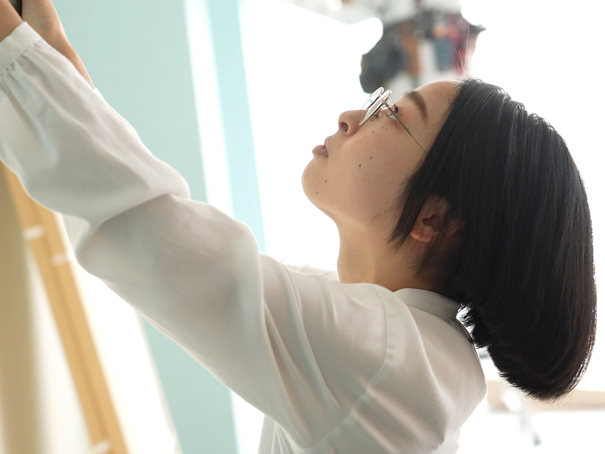 自動ドアの形に壊されたコンクリートの壁