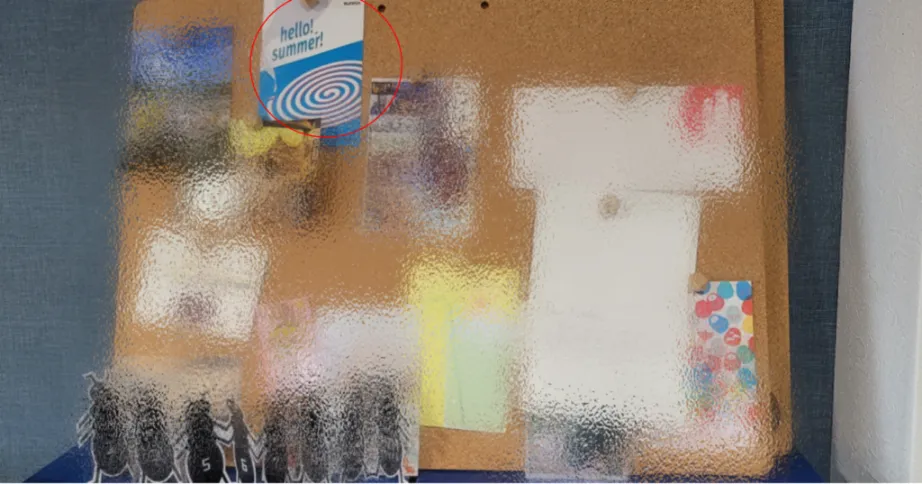 コルクボードに飾られたポストカード