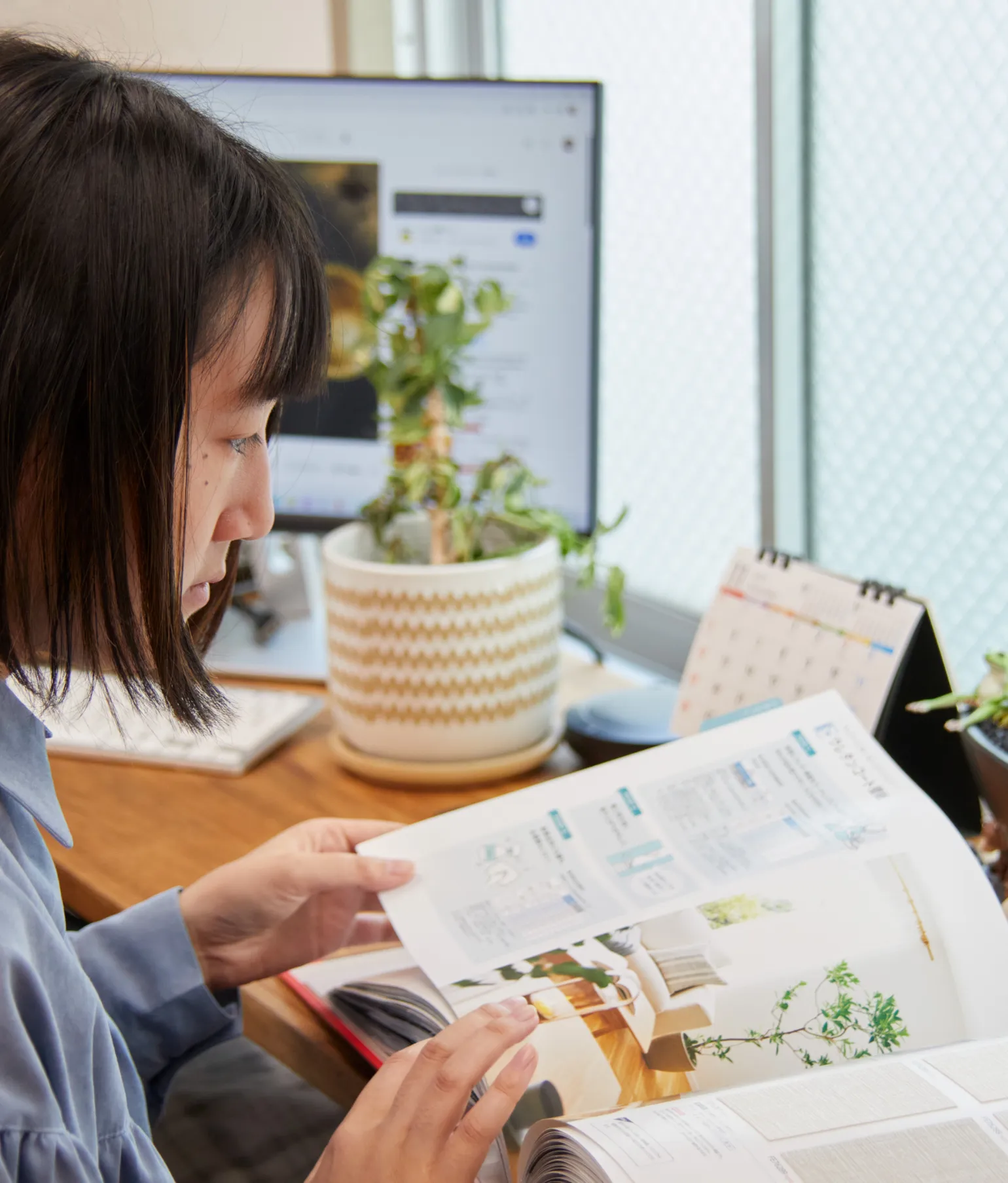 カタログを読む女性