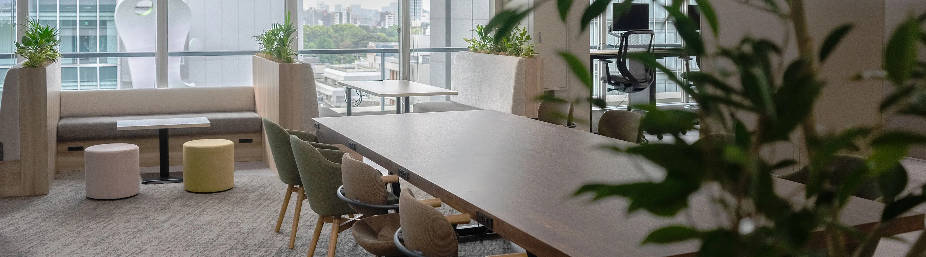 パソコンを操作する男性