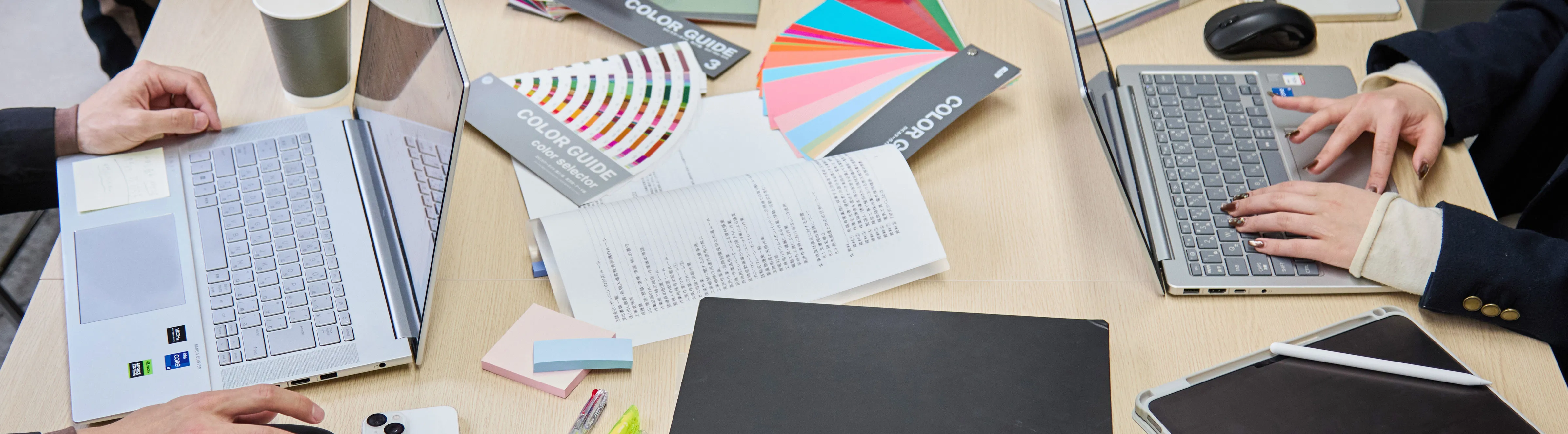 資料を確認する男性